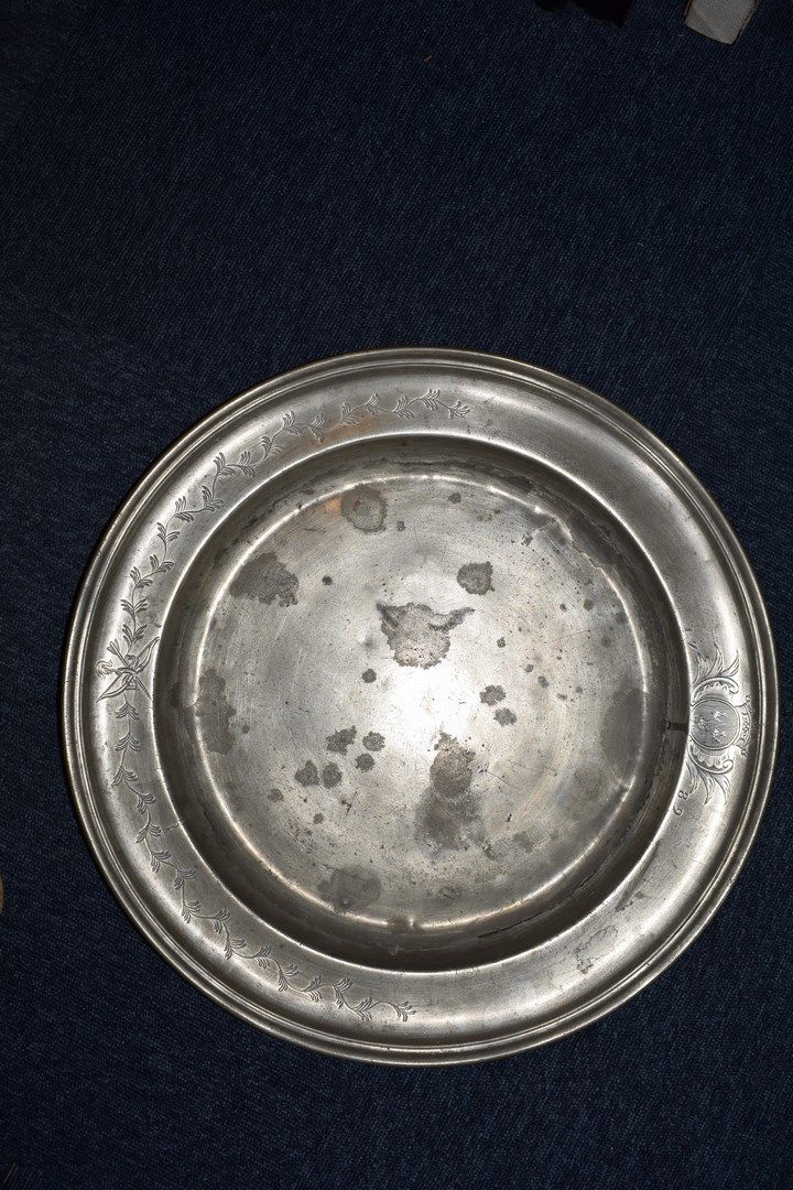 Null Round pewter dish, the wing armorial, dated 1789 on the upper part and deco&hellip;