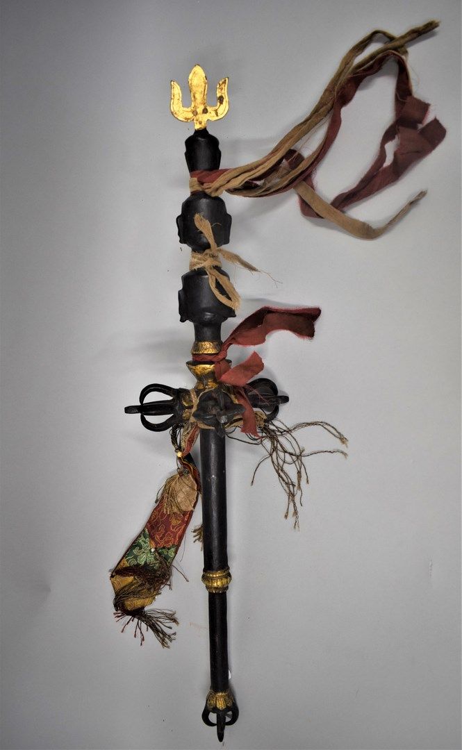 Null 提贝 - 20世纪初。

黑漆铜制佛教权杖，上面有四个金刚，上面有两个头和一个头骨。

H.75厘米