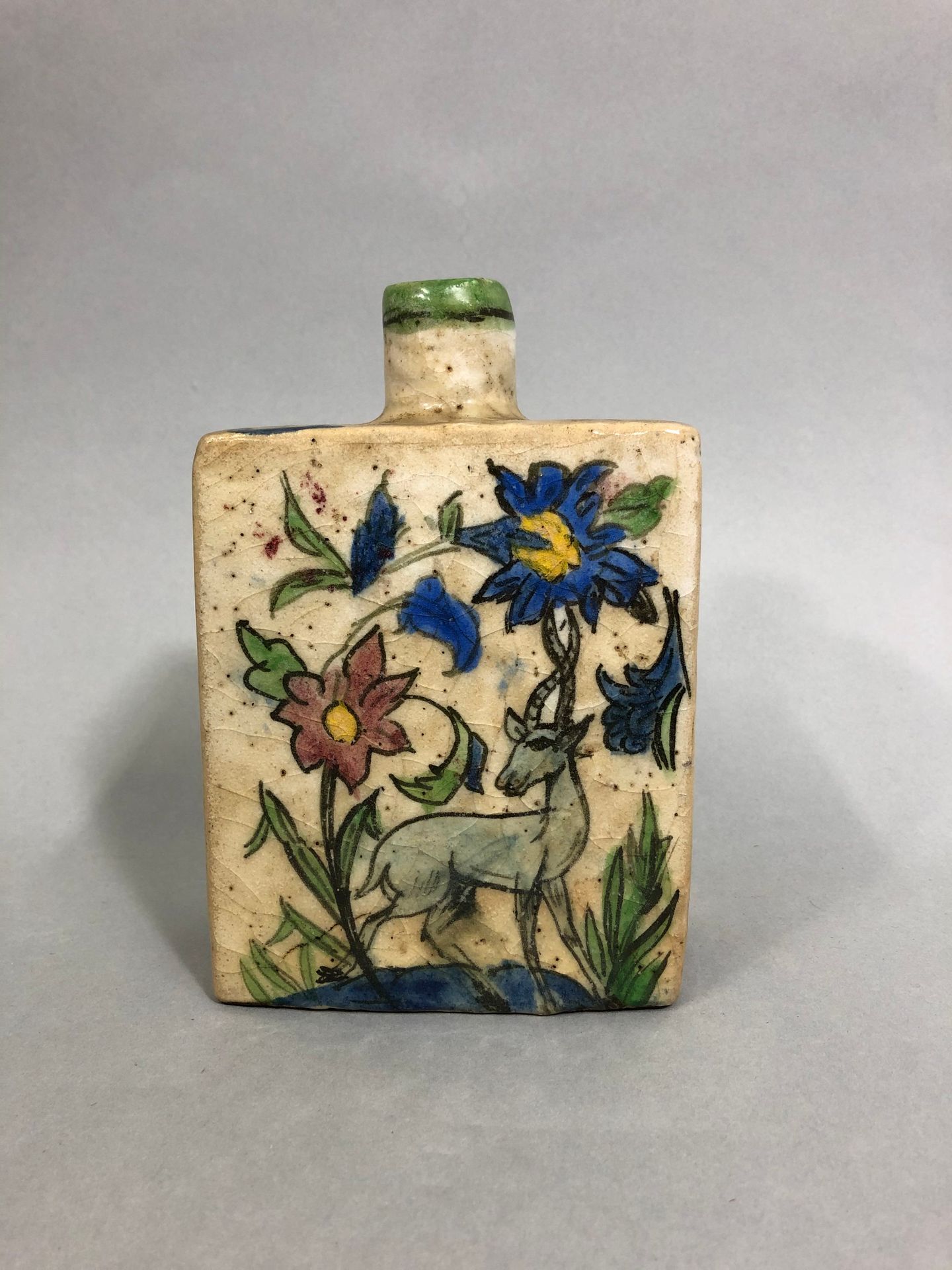 Null 伊朗，20世纪，Kadjar风格。

装饰有鲜花和瞪羚的陶瓷瓶。

高：16厘米