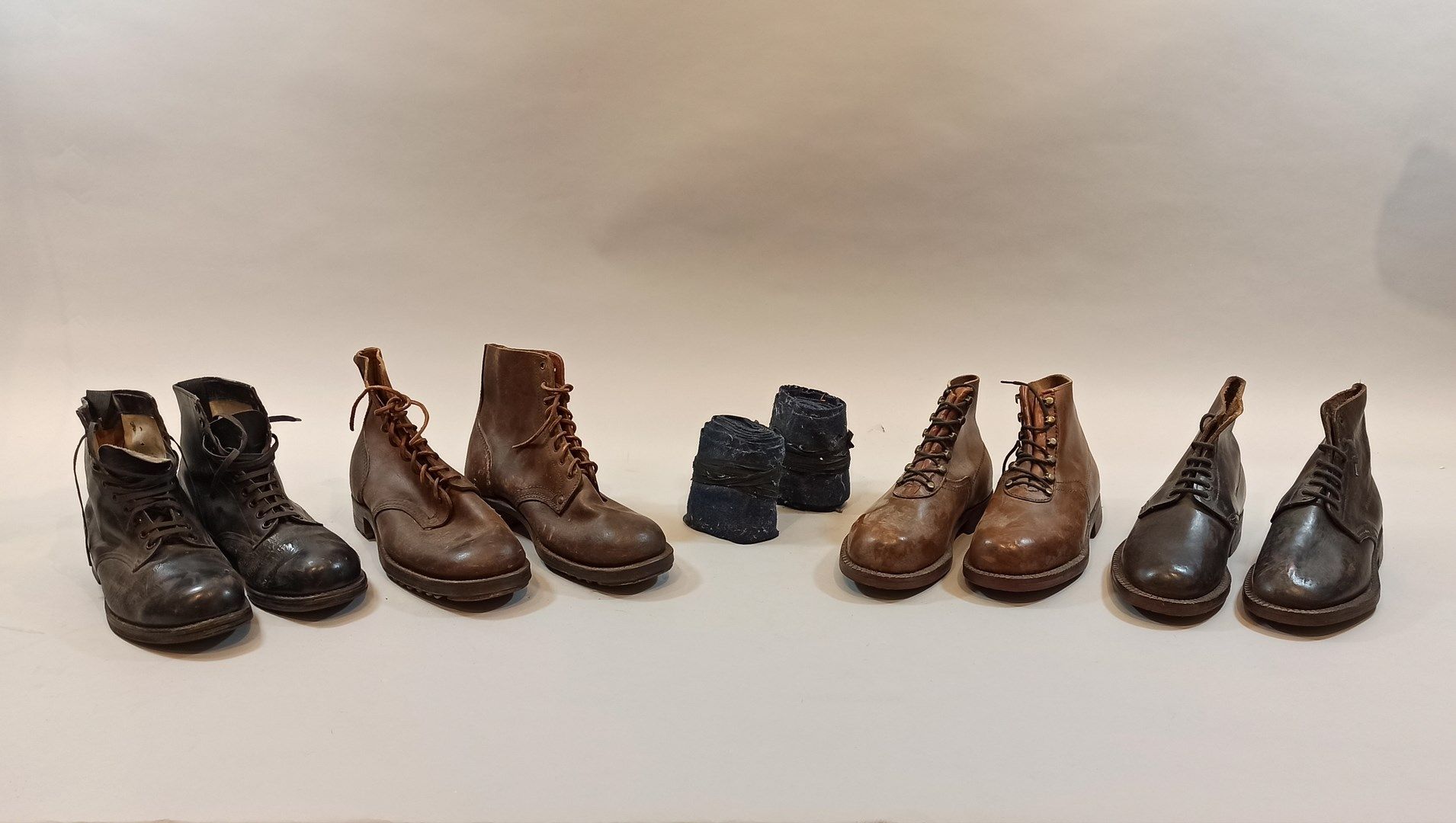 Null 4双民用或军用的皮鞋，一双猎人蓝布小腿带，5双棕褐色或黑色的皮鞋套。

使用状况。