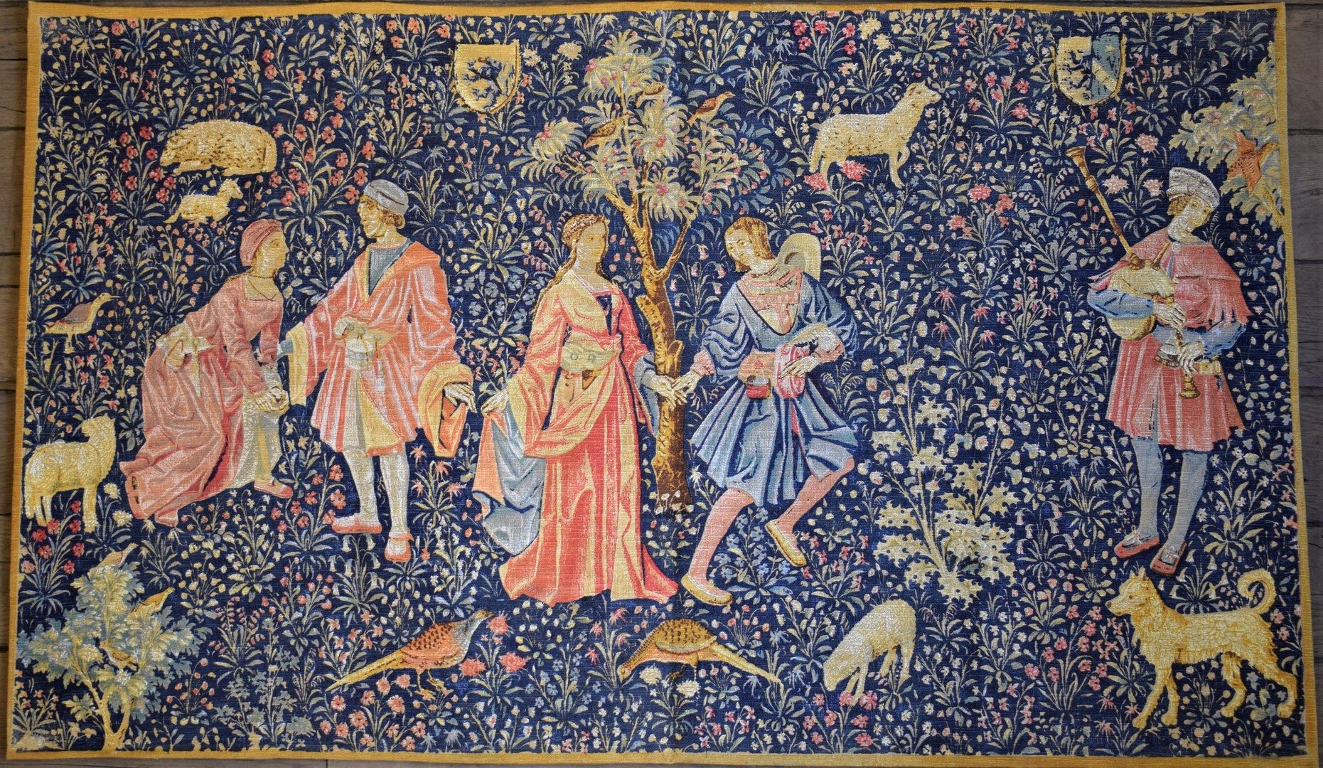 Null Artis Flora版本的挂毯 "danse "副本，15世纪末在巴黎卢浮宫博物馆展出的模型。20世纪。

尺寸：88x147厘米。