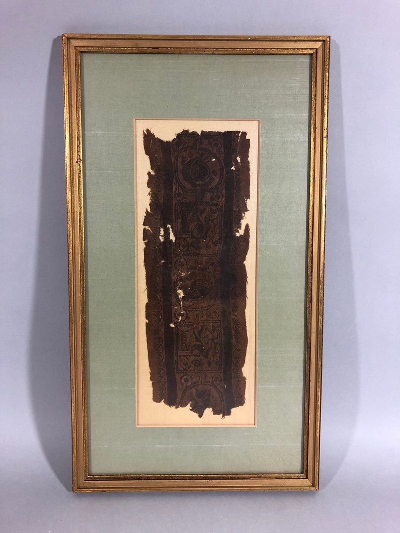 Null 埃及，6-8世纪。

科普特织物的碎片，上面装饰有人物的奖章

32x11厘米
