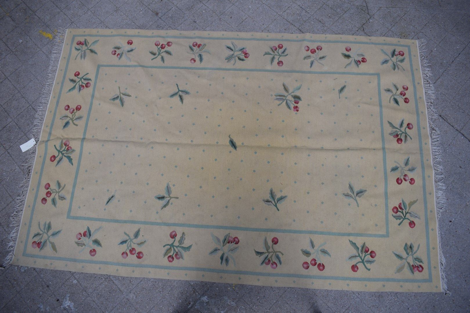 Null Killim-Teppich mit beigem Hintergrund, die Bordüren sind mit Kirschen verzi&hellip;