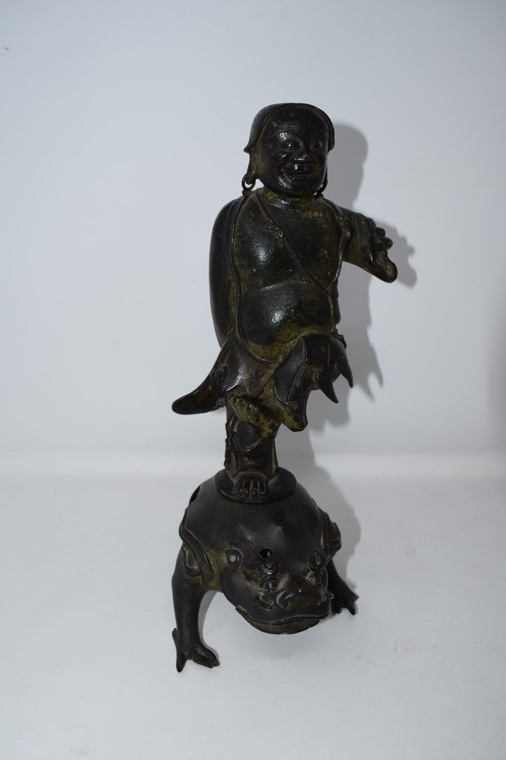Null CHINA- 19th century

Bronze group representing a character on a tripod flag&hellip;