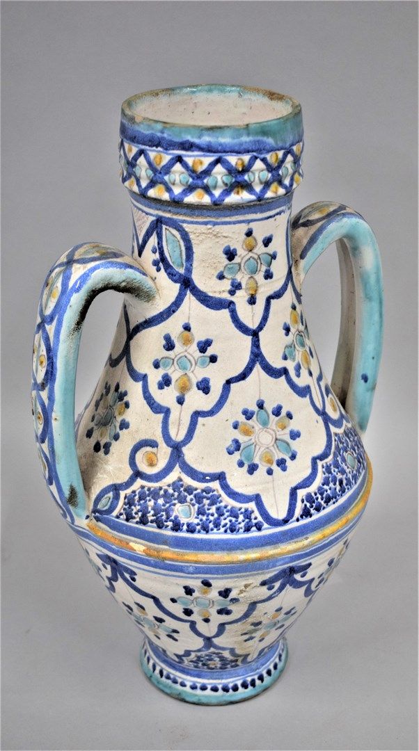 Null 一个陶器花瓶，有两个把手和蓝色、黄色和绿松石的装饰。

高度：39厘米

在基地发生的事故