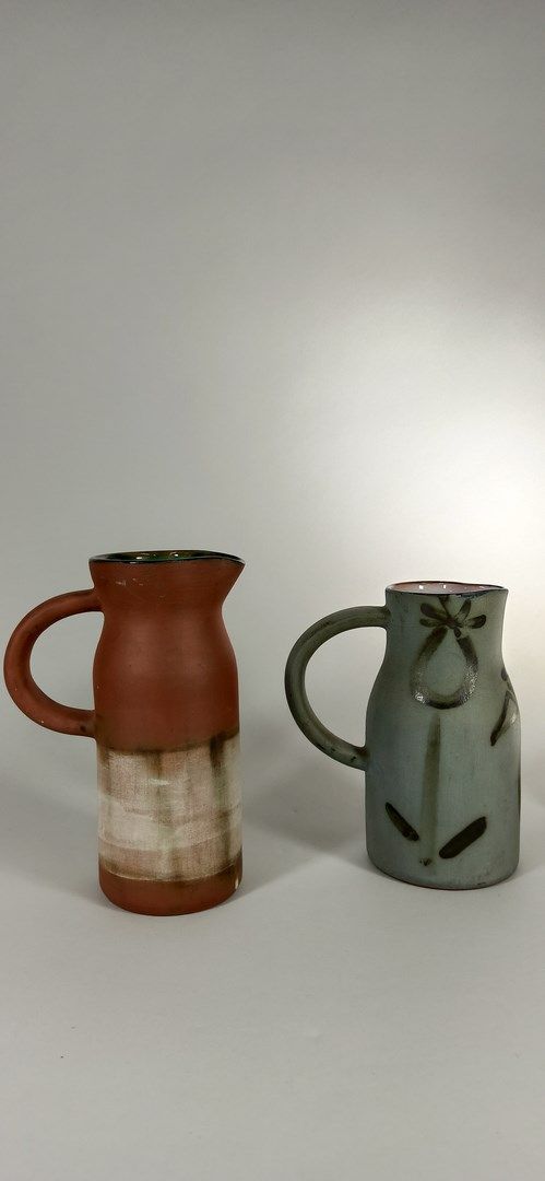 Null 英诺森蒂-雅克 (1926 -1958)

一套两个水壶，一个有普通的装饰，另一个有鸟的装饰。

Vallauris粘土，雕刻装饰，作品下画有手写签名&hellip;