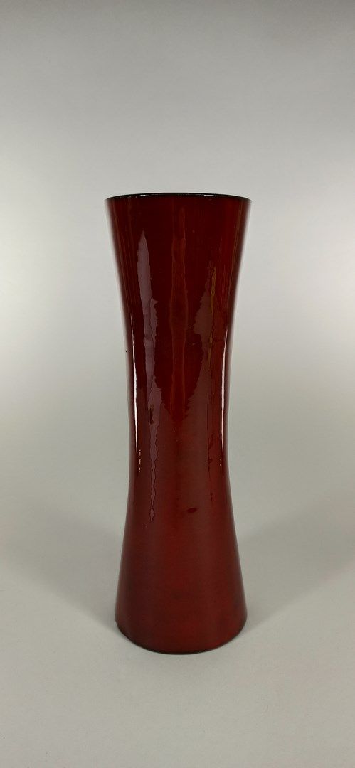 Null GALERIE PALISSY 



Vase bordeaux à décor abstrait blanc/gris. Terre blanch&hellip;