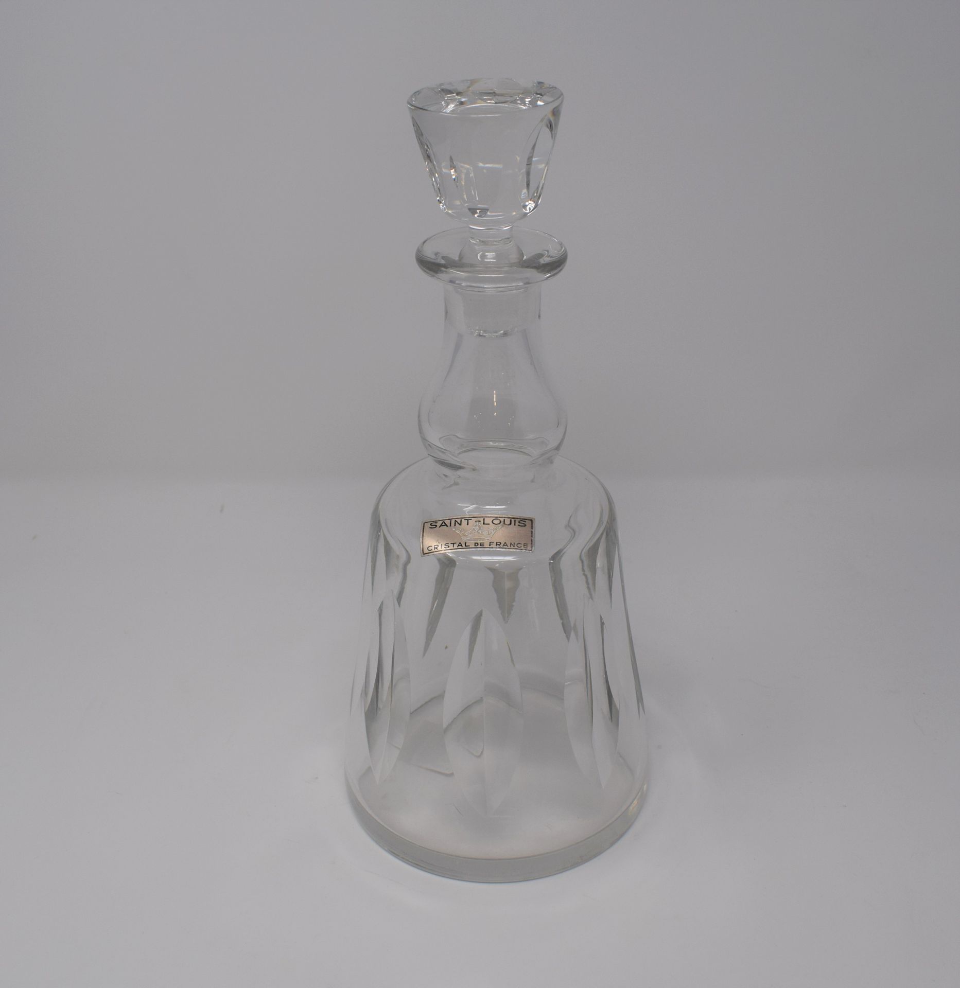 Null 水晶酒瓶，"Jersey "型号，底座上标有Cristal St-Louis France和标签 "à la couronne"。

高度：29.50&hellip;