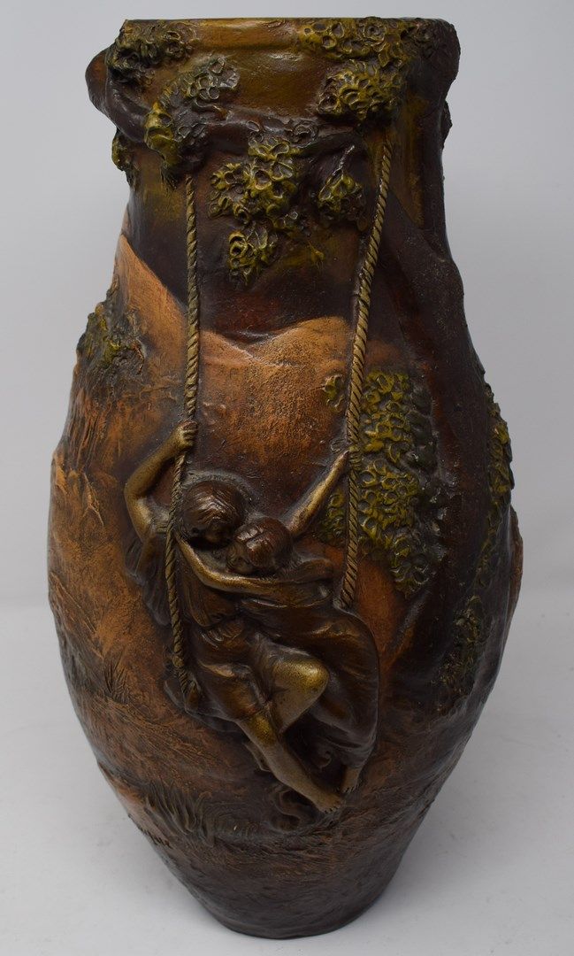 Null Georges TRINQUE

花瓶是用陶土制成的，经过处理。





附有一个带有日本装饰的八角形盘子和一个灯架。