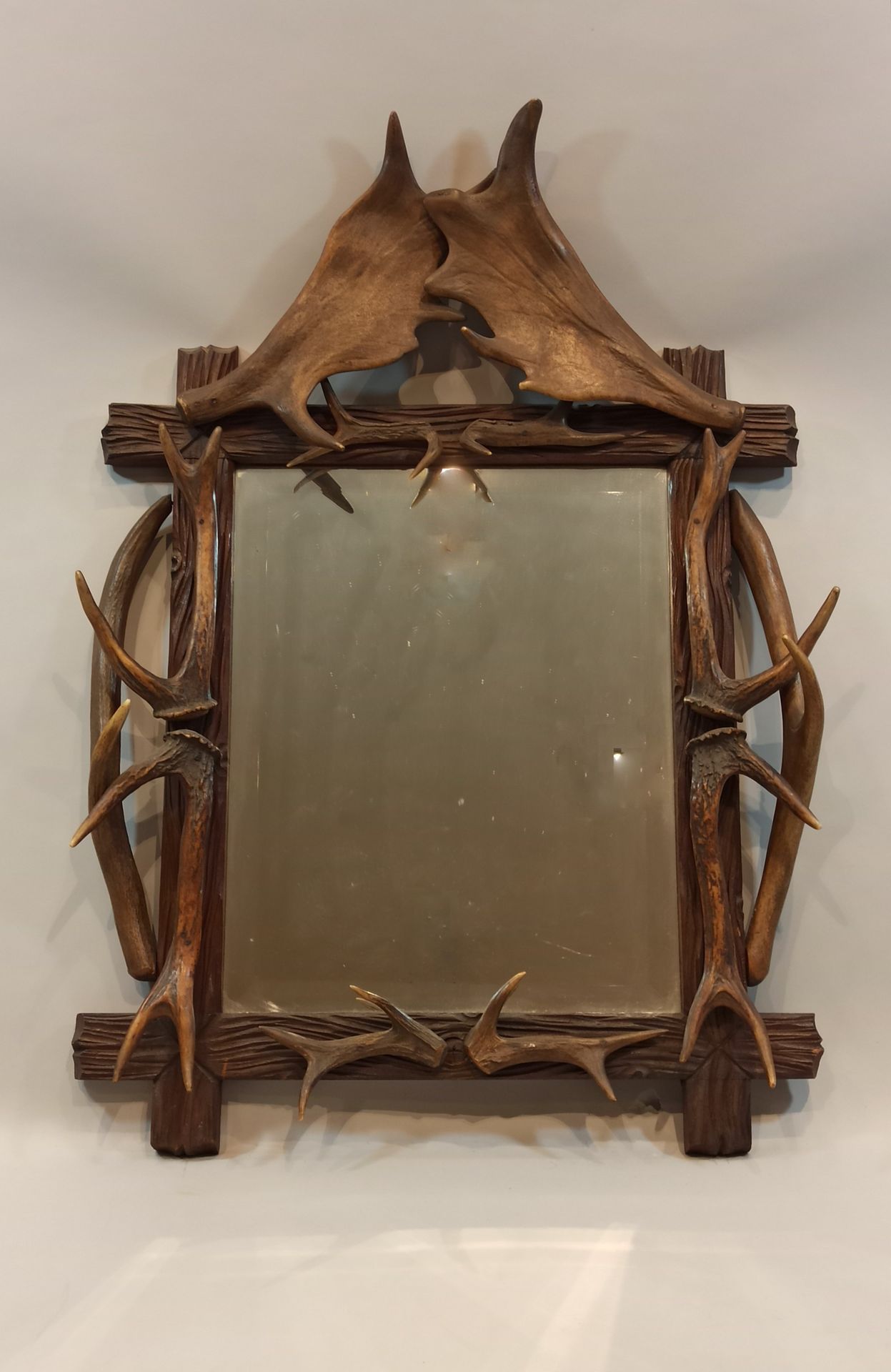 Null Miroir en bois sculpté et à décor de bois d'élan, 

Haut.: 70 cm - Larg.: 4&hellip;