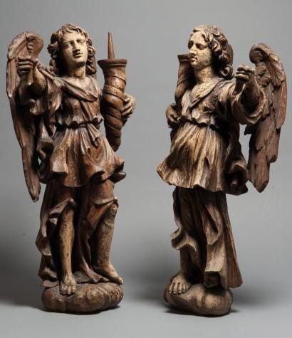 Null Paar geschnitzte und patinierte kerophoreische Engel aus Holz, die jeweils &hellip;