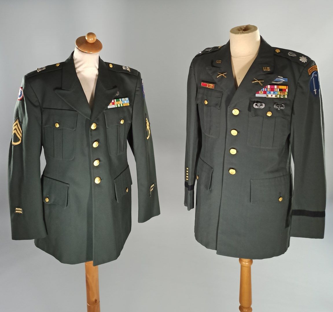 Null Posten von 2 Uniformjacken der US-Armee: eine vom Oberst der Rangers mit Ab&hellip;