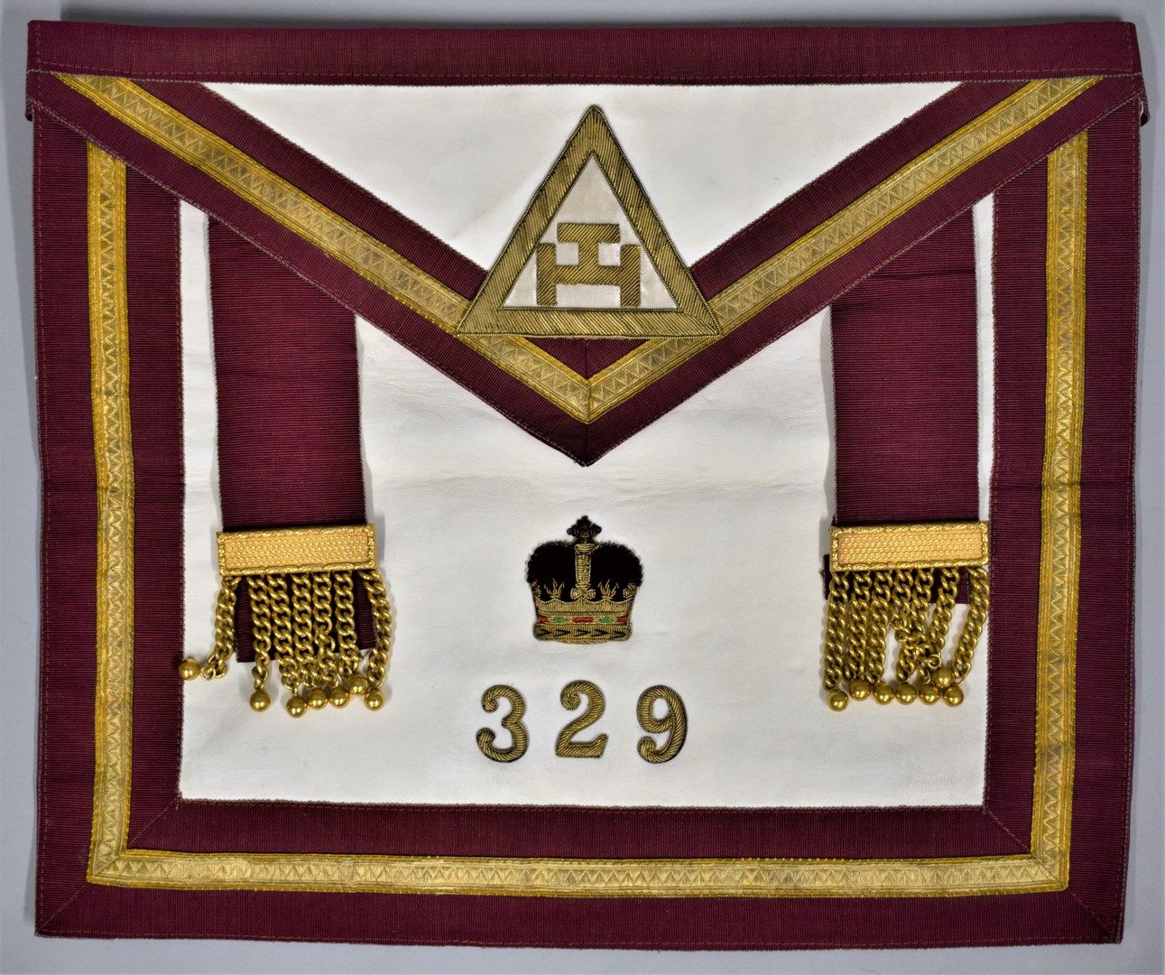 Null Apron of the Royal Arch.

Chapter 329.

H. 38.5 cm - L. 33 cm