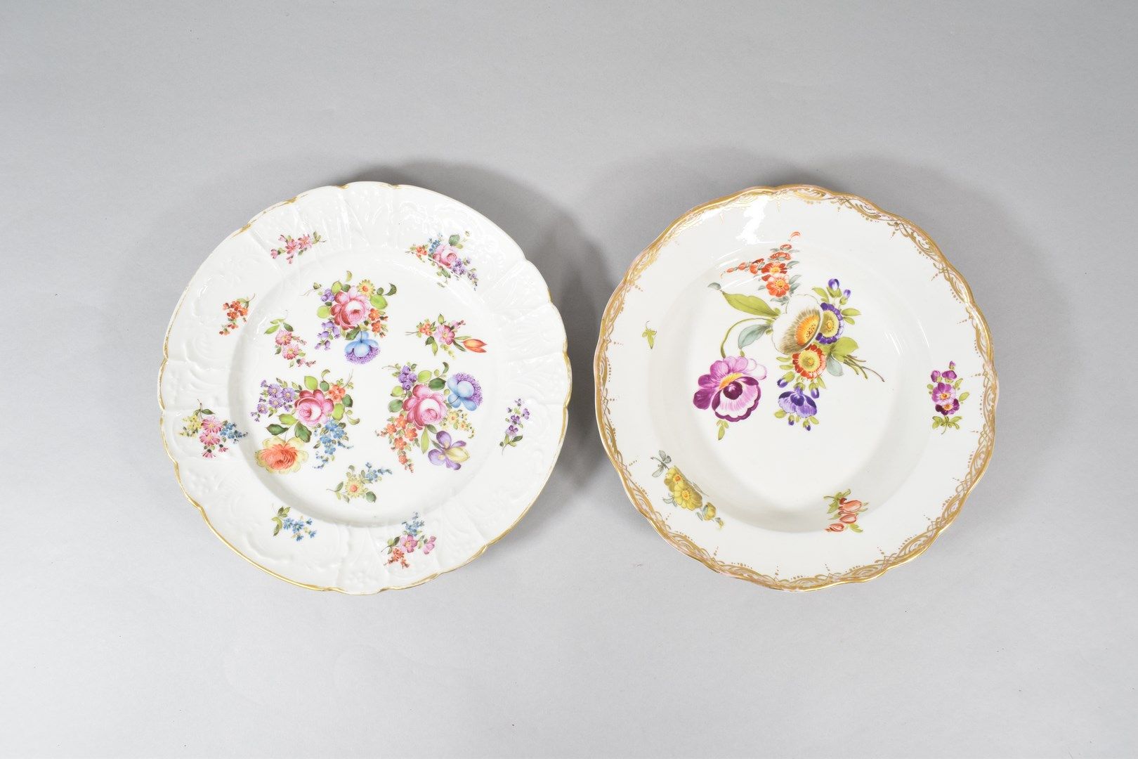 Null 梅森

一个汤盘和一个餐盘，边上有花和镀金的图案

镀金的磨损

直径：23.5和24厘米