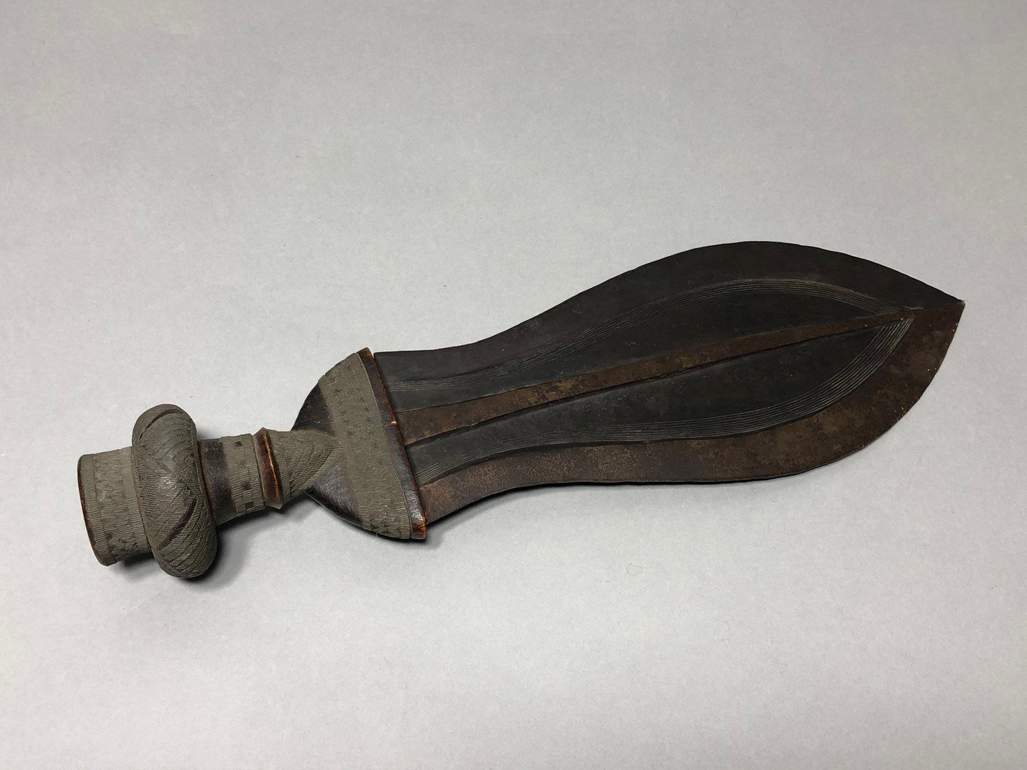 Null KUBA刀，刚果民主共和国

木质手柄上有铜丝细密的装饰。

长度：35厘米