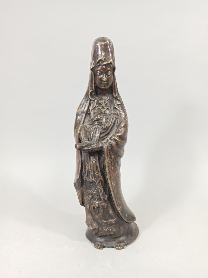 Null GIAPPONE

Guanine in bronzo con una patina medaglistica che tiene un rotolo&hellip;
