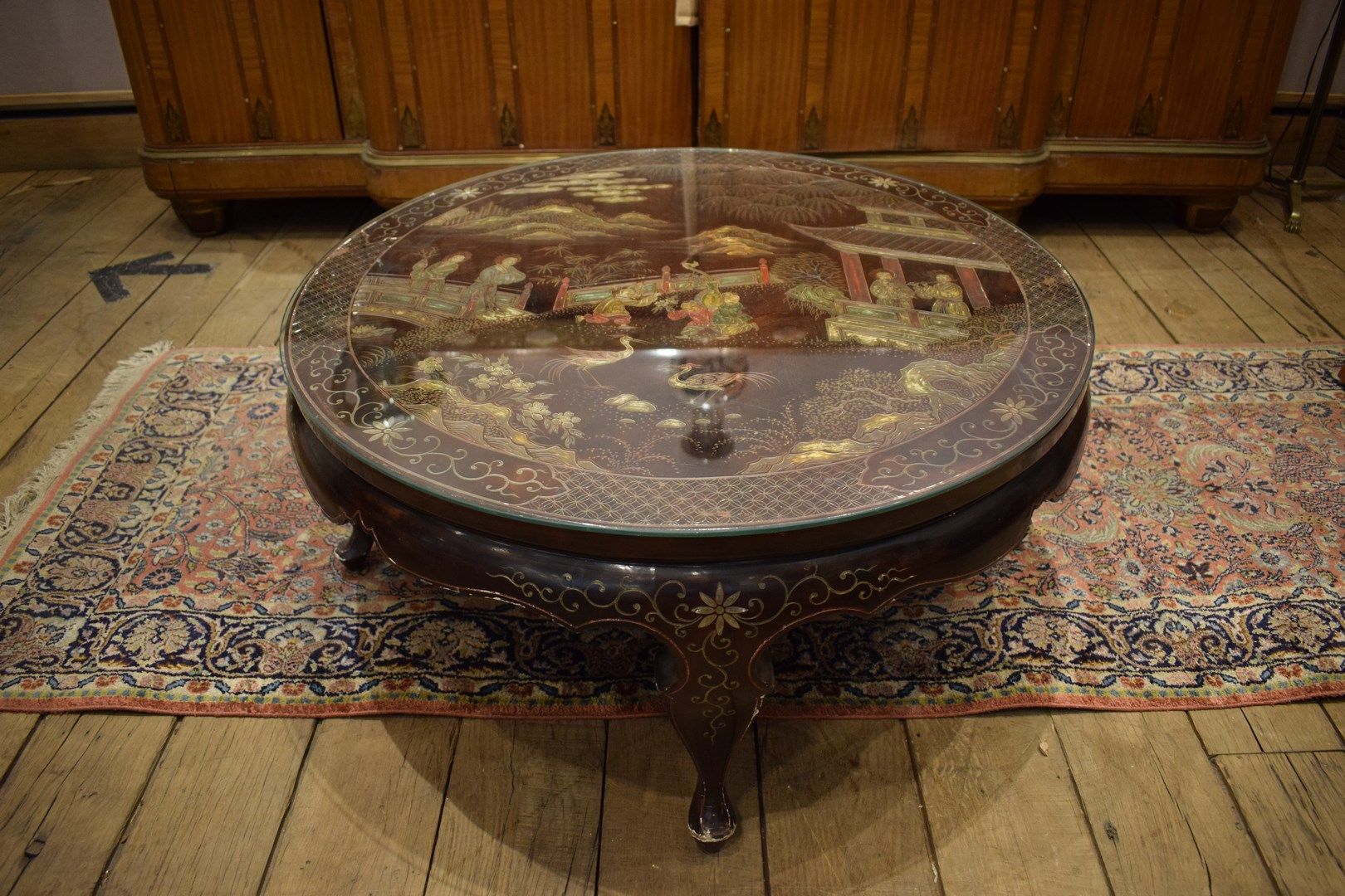 Null CHINE, vers 1950

Table ronde en bois culpté à décor polychrome d'enfant jo&hellip;