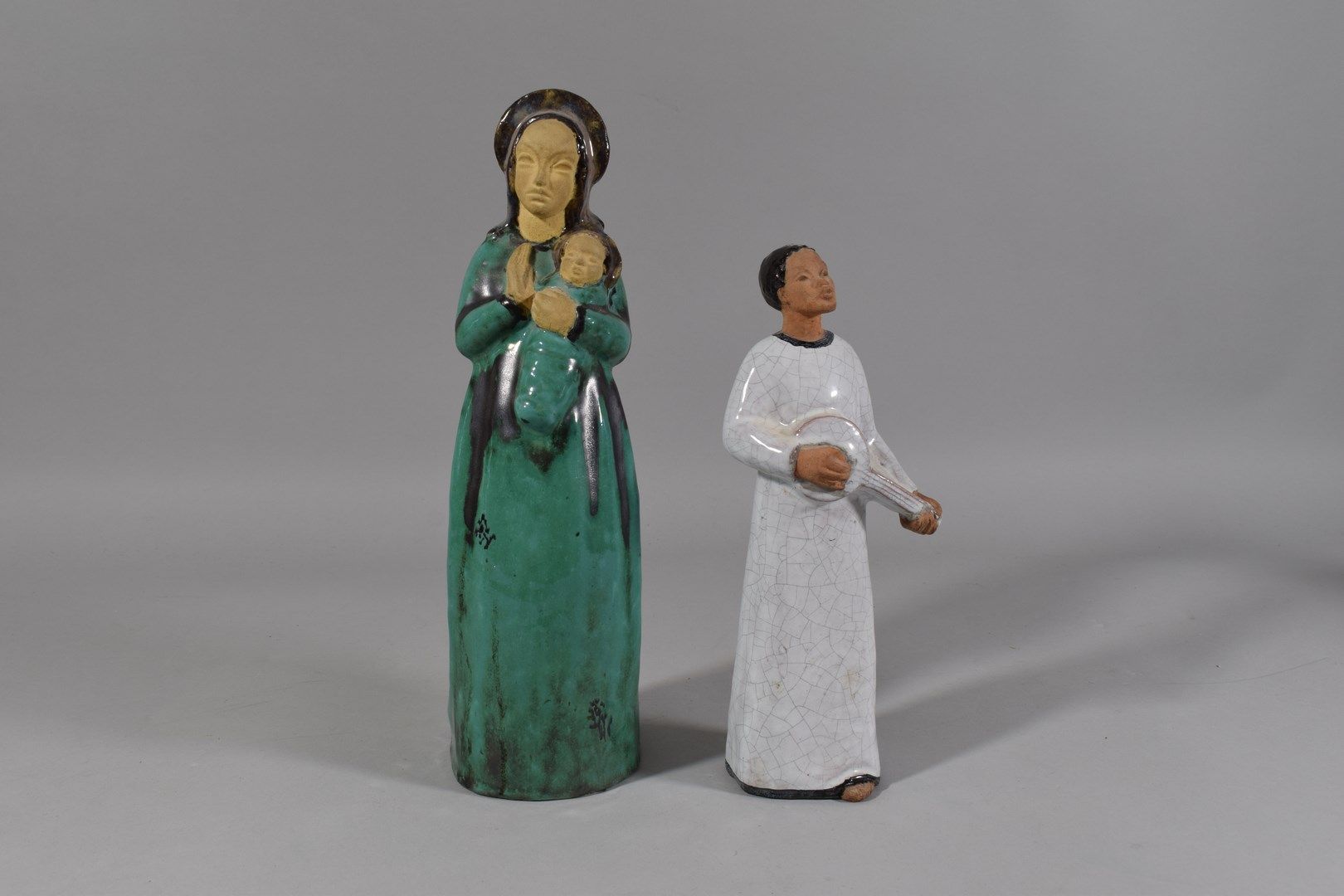 Null 一套两个陶瓷人物。

- 母亲和孩子雕像 高：31厘米

- 弹吉他的年轻男子 H: 23 cm