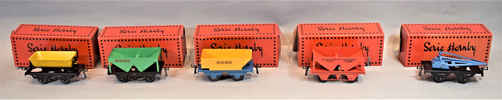 Null Serie HACHETTE HORNBY 

Fünf Güterwagen, Maßstab "O":



- Sandbunkerwagen &hellip;