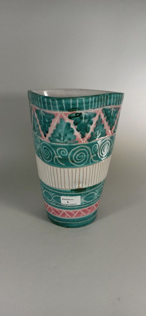 Null 阿利克斯-米歇尔-阿莱克桑德罗夫 (1910 - ?)

花瓶。

Vallauris泥土，作品下刻有手写签名。

高度：26.5厘米。高度：26.5&hellip;