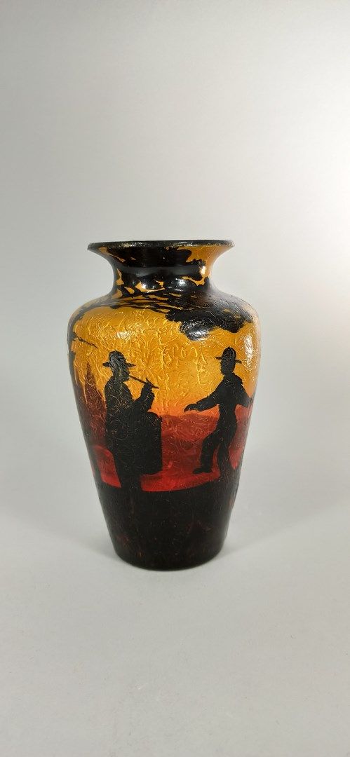 Null 巴雷尔-让 (20世纪)

花瓶上装饰着普罗旺斯的舞蹈。

Vallauris粘土，作品上绘有手写签名。

(一些小的珐琅质跳跃)。

高度：15.5&hellip;