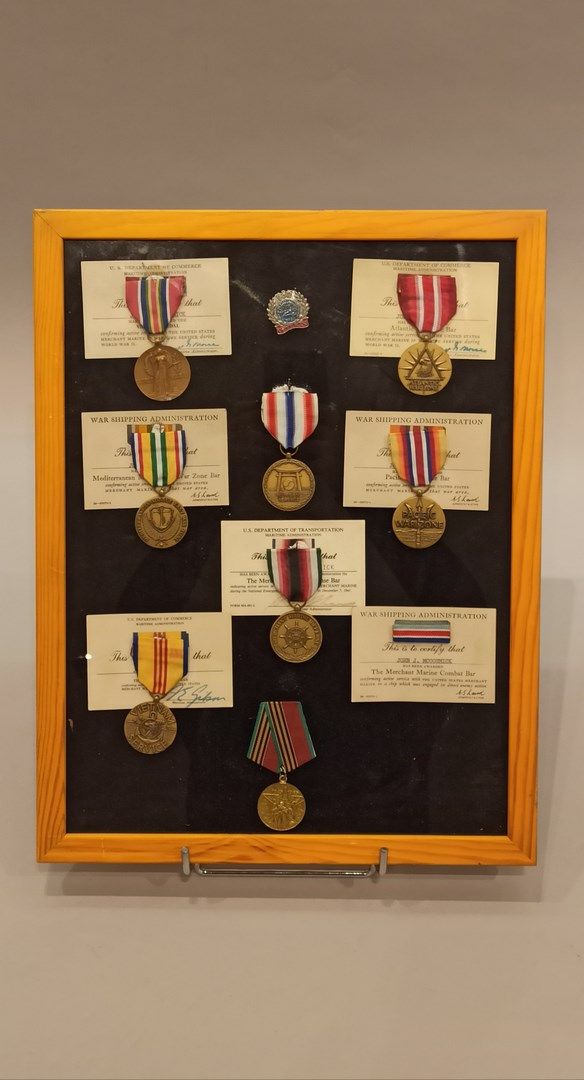 Null 美国海军John J Mc CORMICK的纪念品，包括8个奖章，其中一些带有小证书：二战胜利奖章、地中海奖章、中东战区、越南服务、大西洋战区、朝鲜服&hellip;