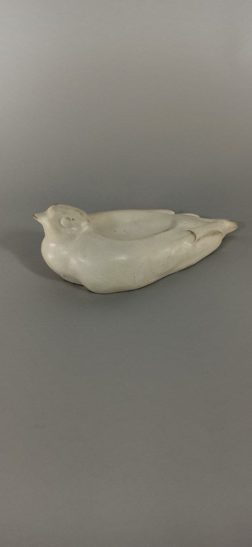 Null GREEN RUGS - Workshop of

GREEN (XXth century)

Sculpture of a bird.

White&hellip;