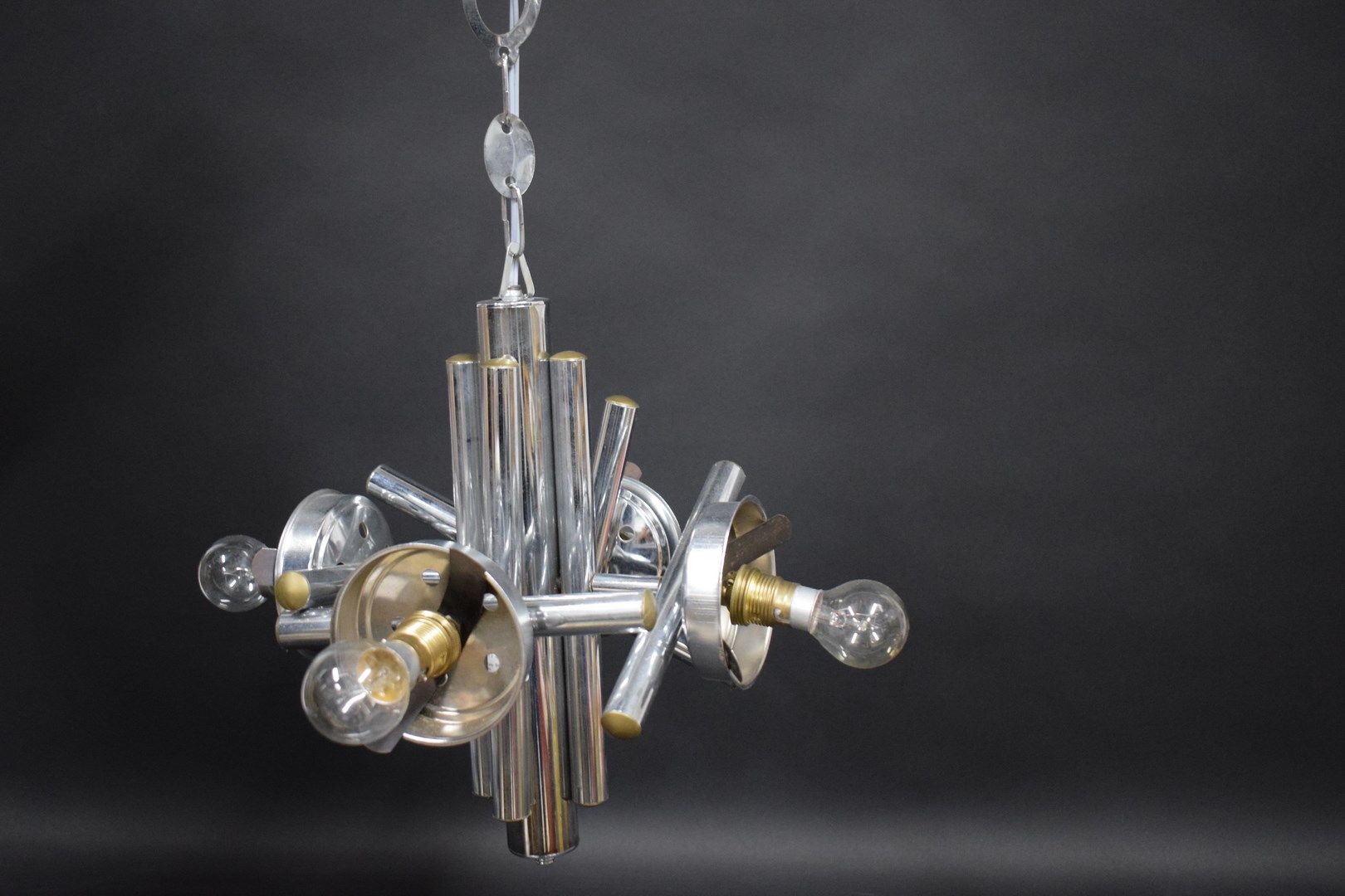 Null 盖塔诺-斯科拉里 (1927-1994)

镀铬金属和黄色玻璃球的Mazzega照明灯具。

高度：80厘米