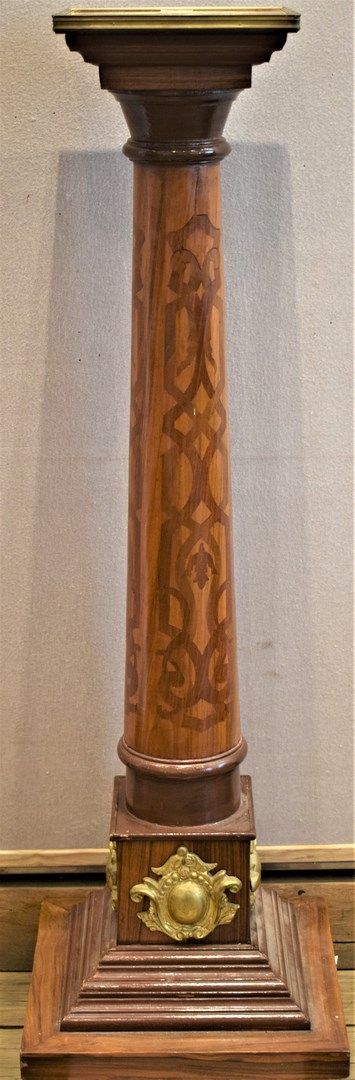 Null 古代风格的直纹镶嵌selette造型的柱子

桃花心木和鎏金铜饰面（新增

方形底座，素面，四面都有铜质贴花。

架子是方形的，上面镶嵌着交错的图案。&hellip;