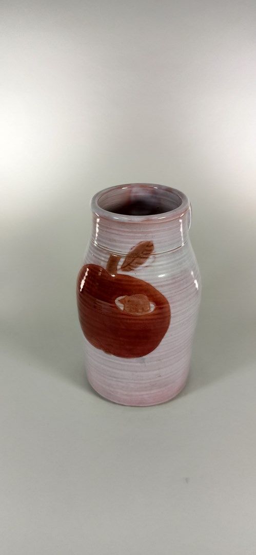 Null 库蒂埃-罗伯特（1930-2008）和让（生于1930年）。



粉红色背景的罐子，苹果装饰。红色粘土，翻转的作品

高度：23厘米。刻印的手写签名&hellip;