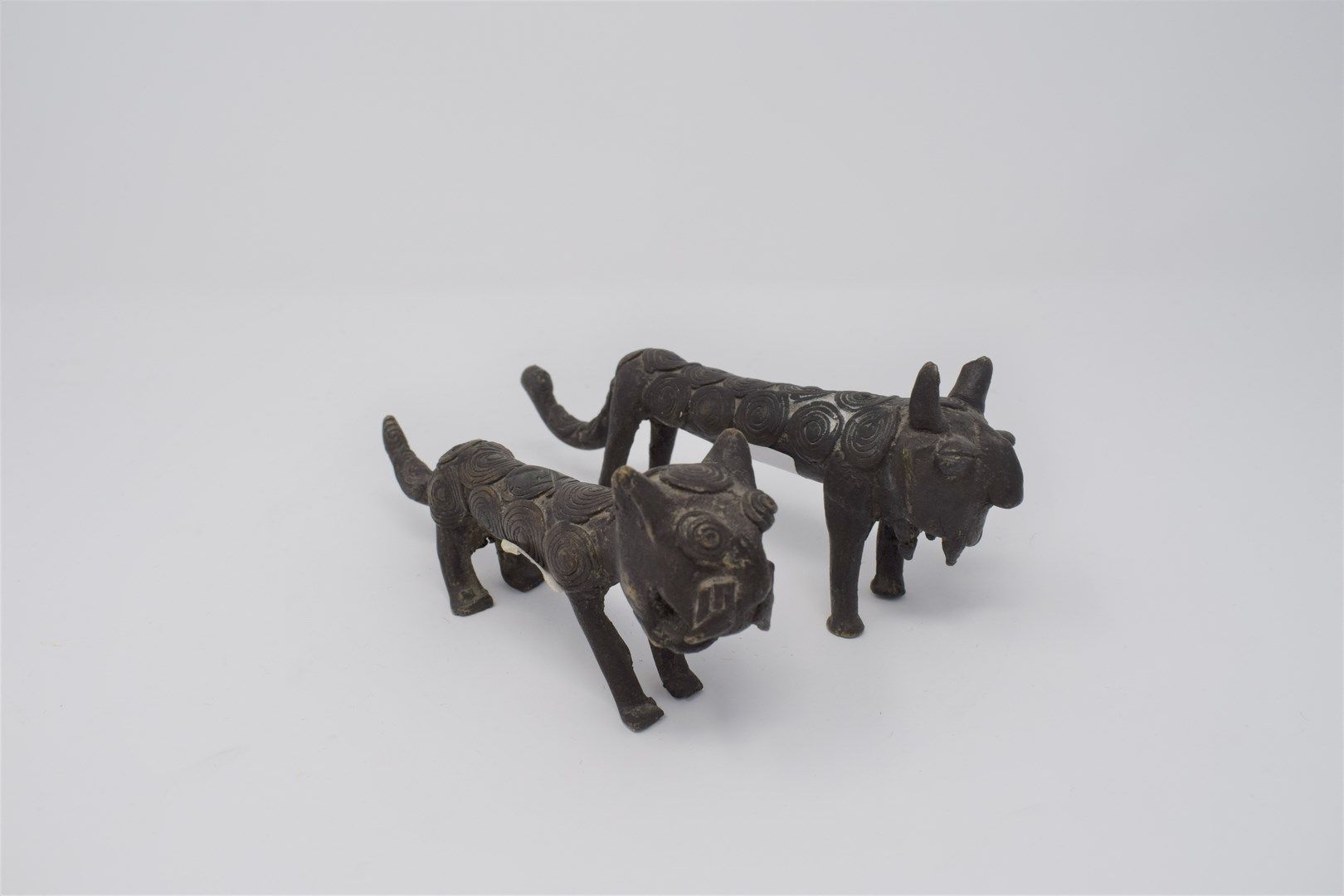 Null 一对表现豹子的青铜器

 贝宁王国的副本，用于殖民市场

H.17厘米和15厘米
