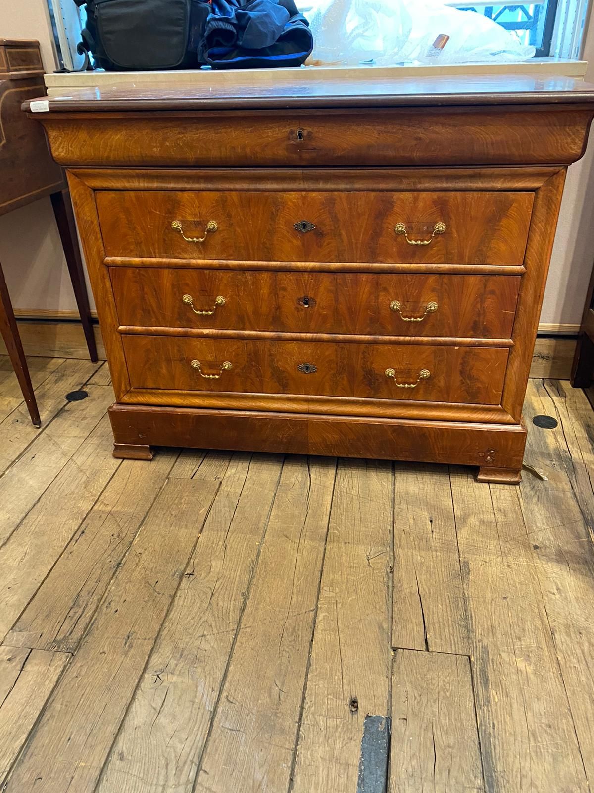 Null Chest of drawers 

Louis Philippe period 

Height: 52 cm - Width: 115 cm