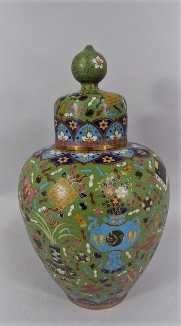 Null 中国，约1900年

掐丝珐琅铜质包浆花瓶，绿色背景上装饰有花瓶和各种器皿。签名。

H.37厘米