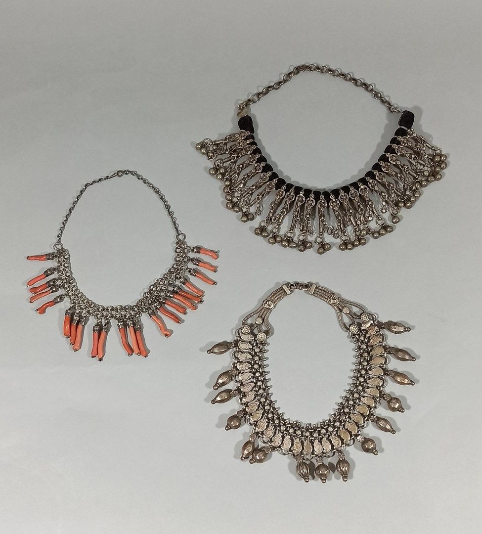 Null 一套三件银制头饰，其中两件饰有錾刻和镂空的吊坠，一件饰有成串的珊瑚。

柏柏尔人的作品，约1930年。

毛重：480克。