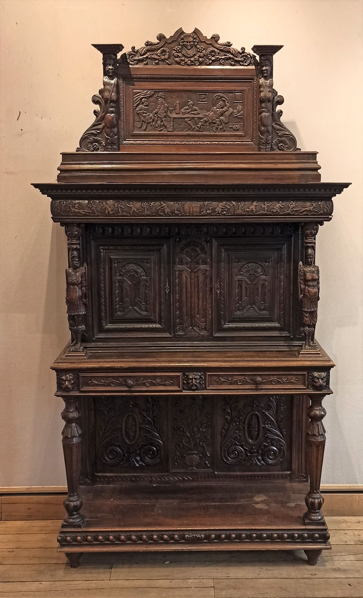 Null Dresser in natural wood carved in the lower part of a decoration of scrolls&hellip;