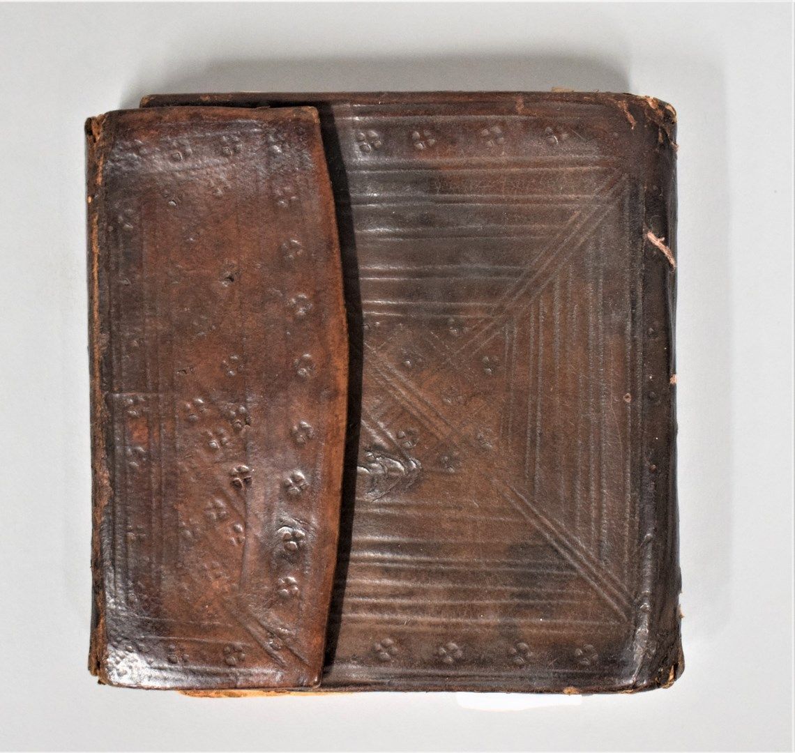 Null 马格里布手稿

18-19世纪

可能是Al Jazuli的Dala'il al-Khayrat的副本，文本为Maghribi文字

磨损和撕裂