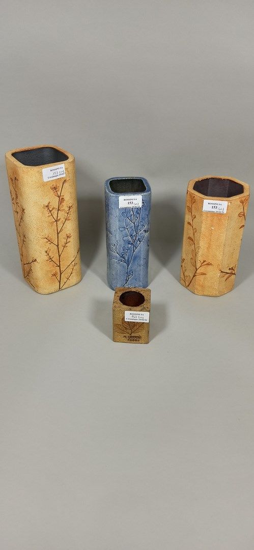 Null LEDUC Raymonde (生于1929年)

一套四个带叶子的花瓶。

炻器，作品底部有印章标记。

高度：25 - 20 - 20 - 7厘米&hellip;