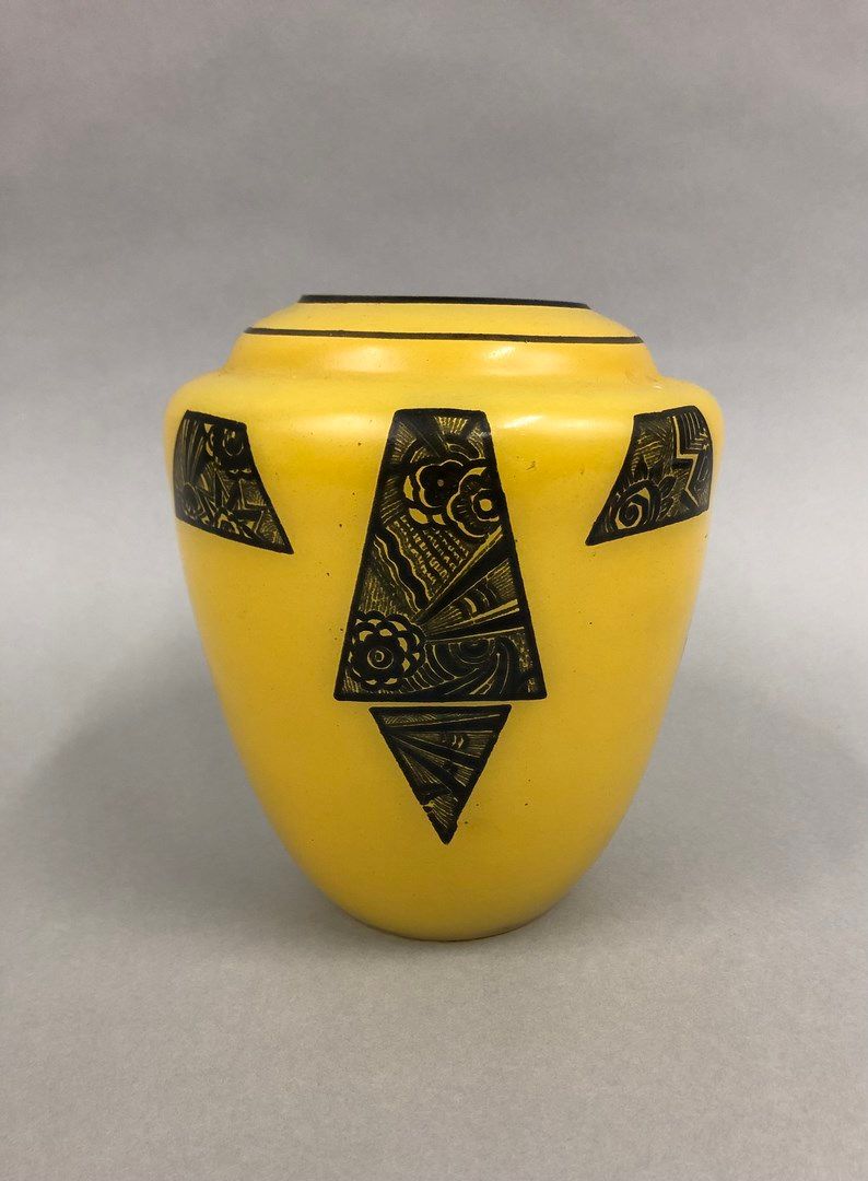 Null LEGRAS (的味道)

玻璃卵形花瓶，黄色背景，黑色几何图案。

签名的腿。

高度：18厘米