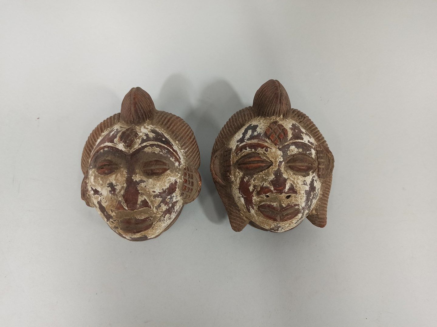 Null 两个小的Punu masquettes（加蓬）。

陶器

用于殖民市场的副本

H.11厘米和11.5厘米