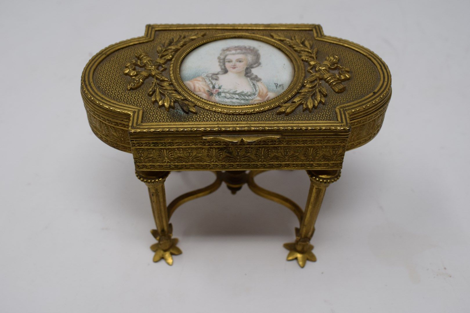 Null 黄铜珠宝盒，模拟中间的桌子，顶部装饰有一个微型的罗伊的签名，框架是鹌鹑和月桂树。

尺寸：9.50x13.50x8厘米。