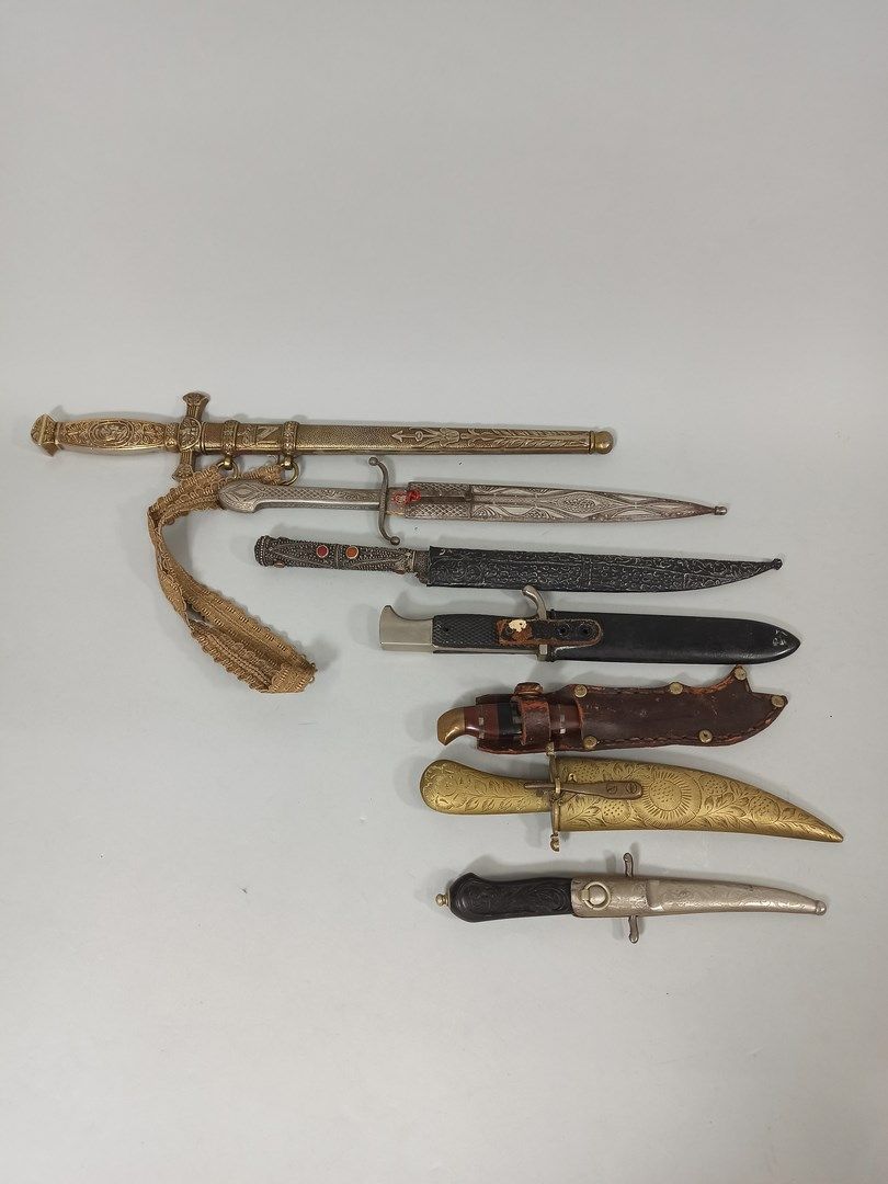 Null Lot of 7 various daggers of European and oriental style.