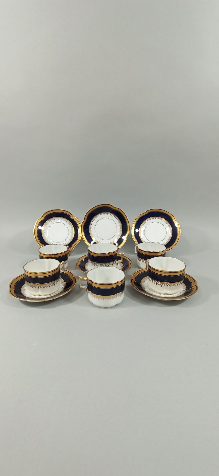 Null PORCELAIN TEA SERVICE. 

Composed of six cups, round shape, with saucer, de&hellip;