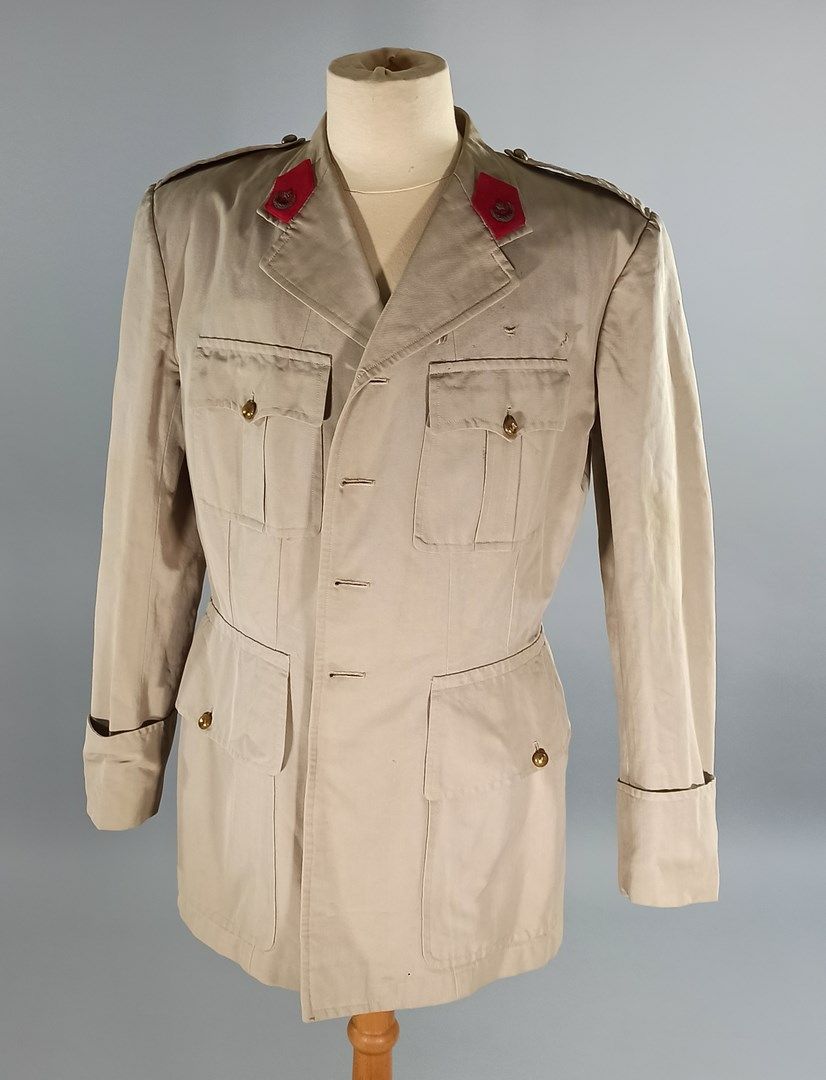 Null 法国米色棉质夹克，带撒哈拉部队的领袢。

1960's.

缺少纽扣，拉线和污渍。