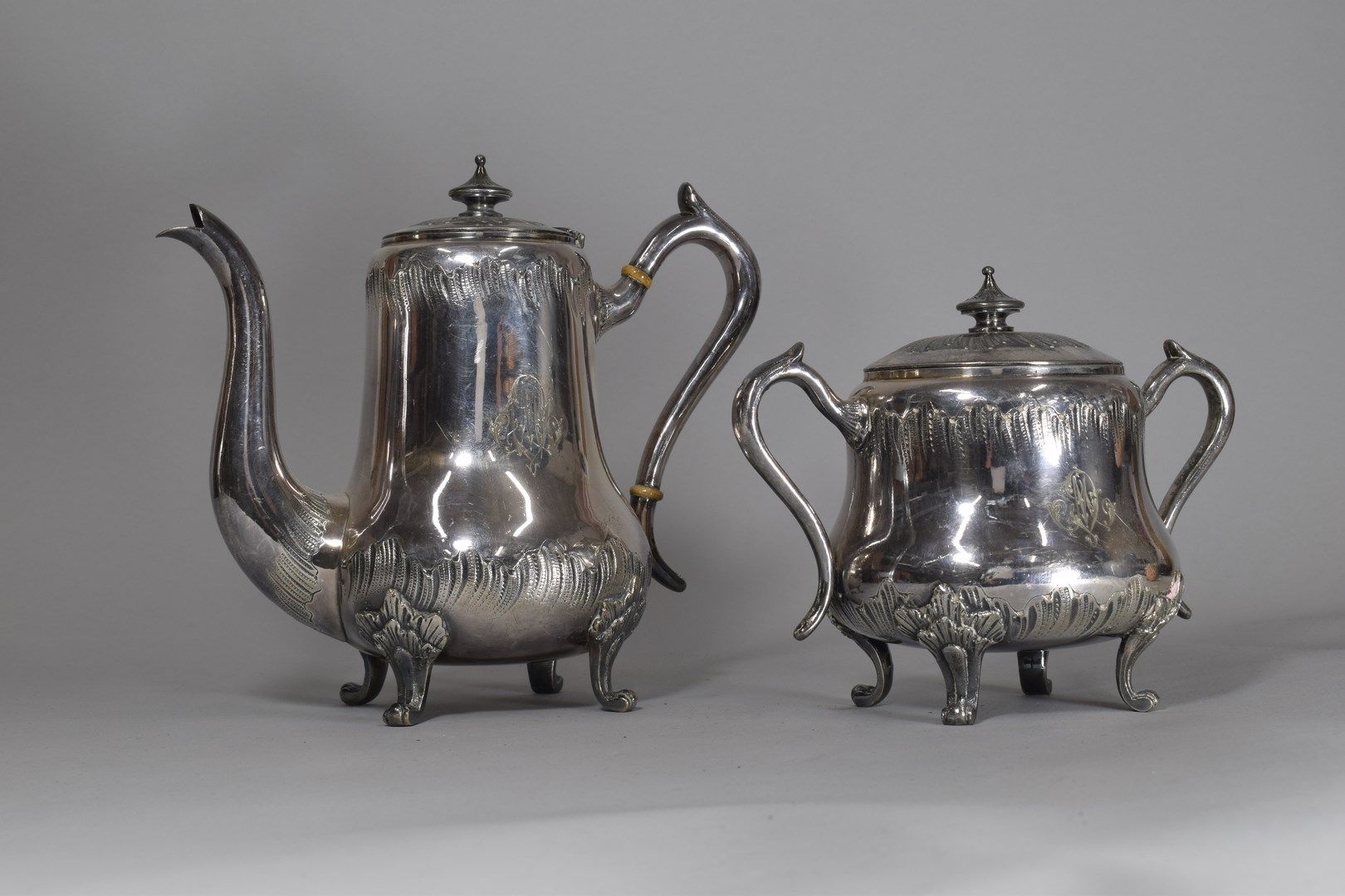 Null 镀银茶壶和糖碗，印有MORLOT字样

- 糖碗 高：16厘米

- 茶壶高度：21厘米