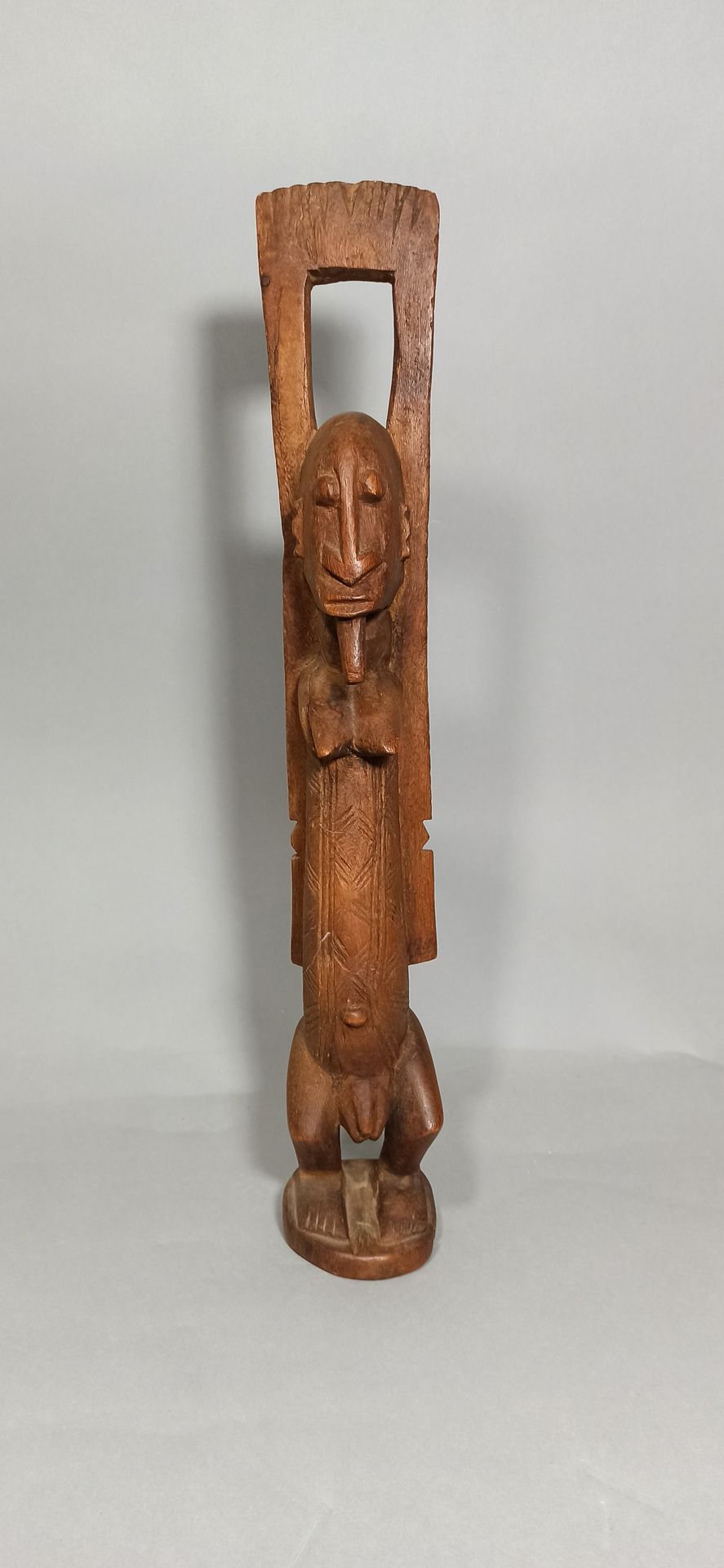Null Statua Dogon con le braccia alzate, circa 1960.

Altezza: 66 cm