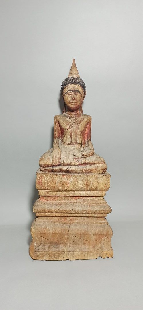 Null 缅甸 - 20世纪

雕刻的木质佛像，有多色的痕迹，描绘的是在很高的阶梯式底座上坐着的维拉萨那，双手呈布米斯巴萨式，以大地为证的姿态。(缺环、裂缝)
&hellip;