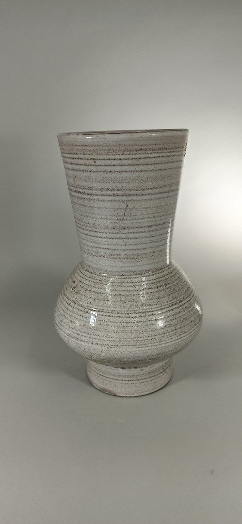 Null GRANDJEAN-JOURDAN (XX secolo)

Grande vaso beige.

Argilla di Vallauris, fi&hellip;