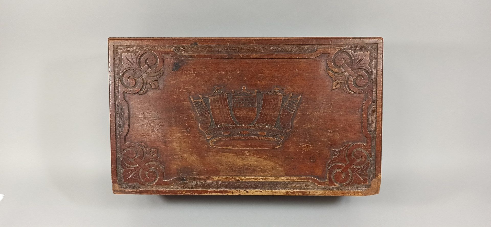 Null PAPER BOX.

Rectangular shape, in walnut, with carved decoration on the lid&hellip;