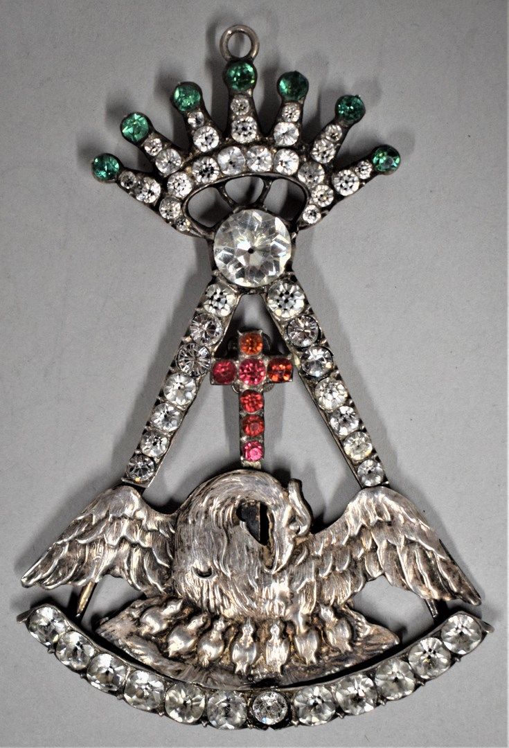 Null 玫瑰十字骑士珠宝。

正面是带十字架的鹈鹕，背面是带玫瑰的老鹰。

银色和水钻套装。

斯特拉斯变了。

H.9 cm - L. 6.5 cm

毛重&hellip;