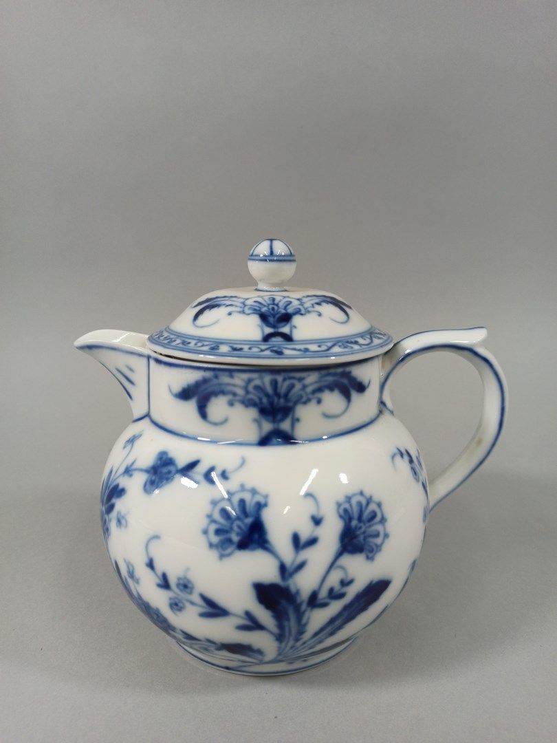 Null 小瓷器茶壶。

呈圆顶状，饰有蓝色花朵。来自希腊皇室的私人火车。状况良好。

奥地利作品，20世纪初。

H.18厘米 - 直径：14厘米。
